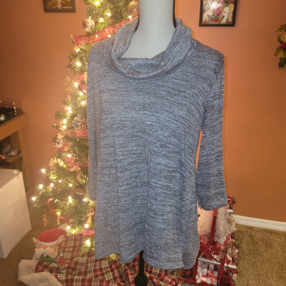 Gray and silver Ruby Rd knit sz med 3/4 sleeve top ⭐️